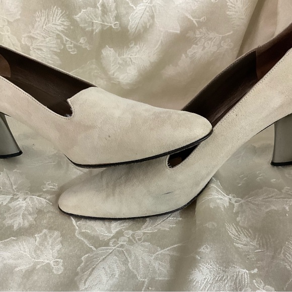 Beautiful cream suede shoe - Picture 3 of 5